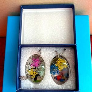 NWT “Set of 2 Resin Dry Flowers Necklaces”
